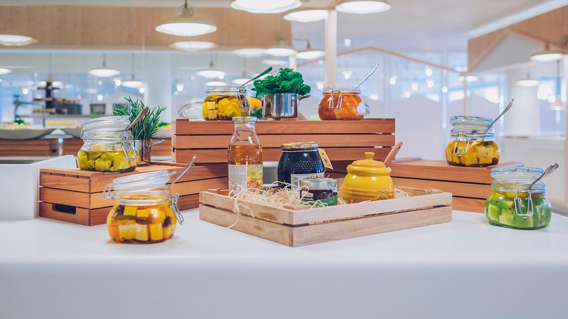 Verschiedene Speisen und Getränke in Gläsern und Flaschen auf dem Hotelbuffet im Iberostar Selection Fuerteventura Palace.
