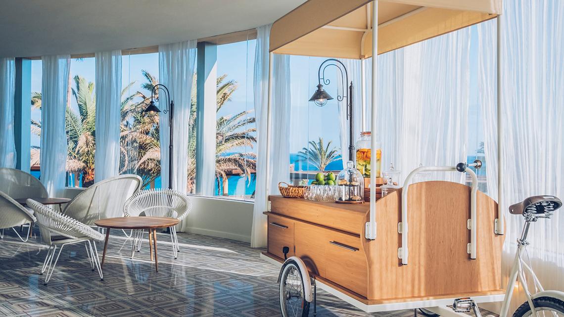 Inneneinrichtung des Hotel Fuerteventura Palace mit Terrassenblick auf das Meer.