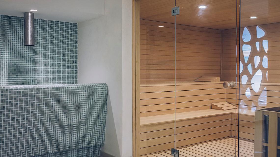 Sauna im Iberostar Selection Fuerteventura Palace Hotel mit Holzwänden und Glastür.