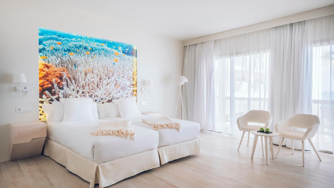 Doppelbettzimmer im Iberostar Selection Fuerteventura Palace mit Meereslebenswand und großen Fenstern.