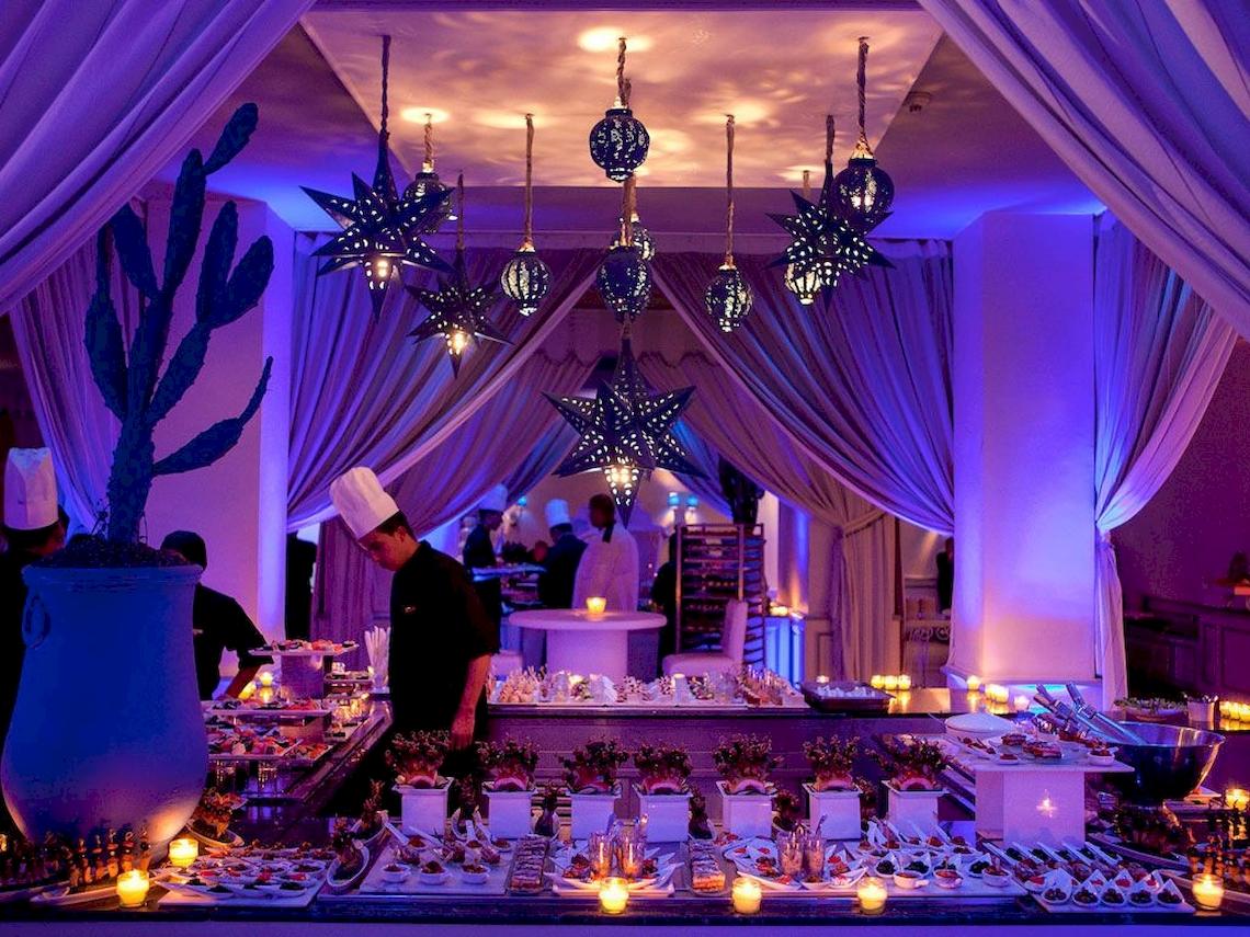 Buffet im Sofitel Marrakech Lounge & Spa mit Käsesänten, Kerzen und Dekor.