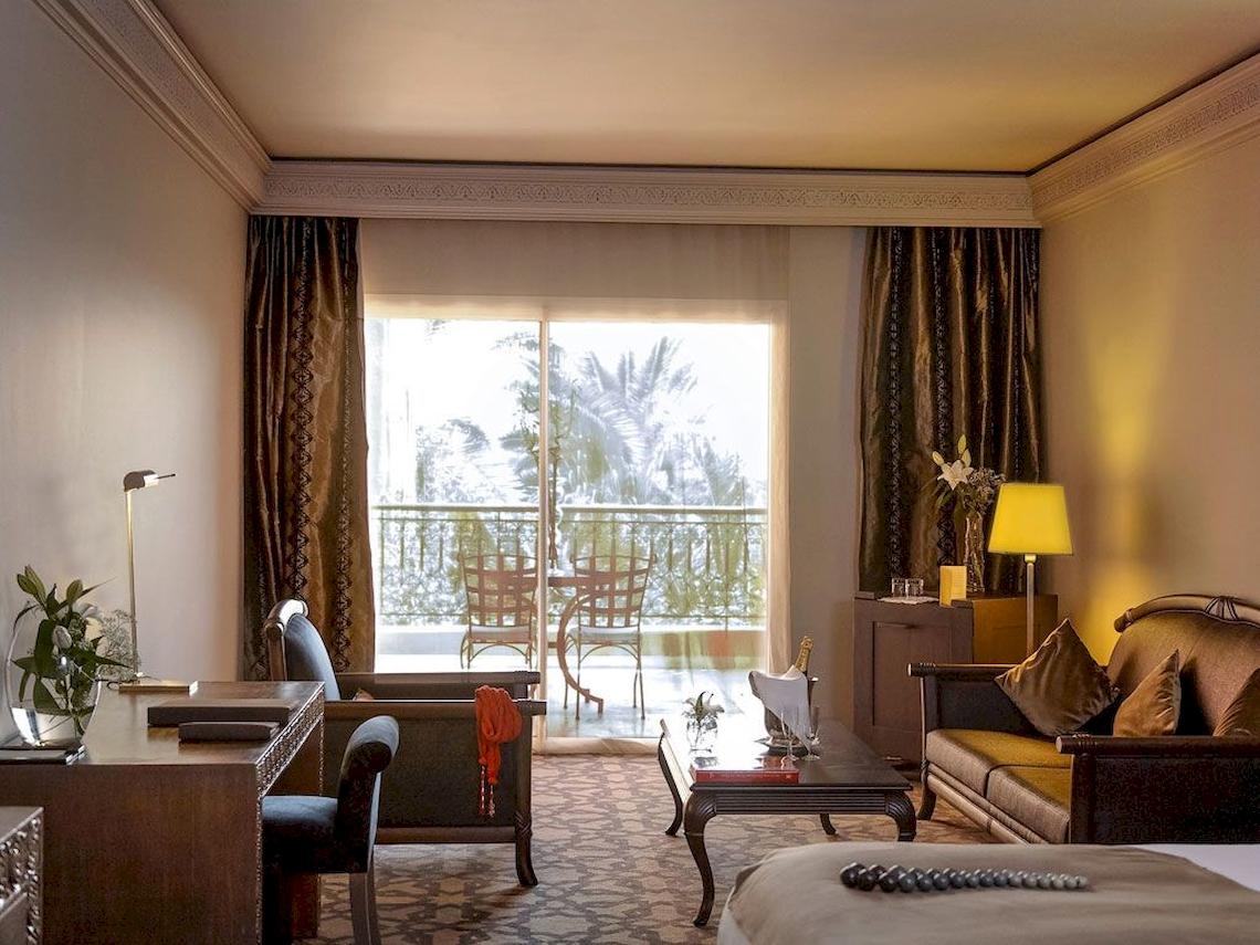 Sofitel Marrakech Lounge & Spa Hotelzimmer mit Blick auf den Balkon