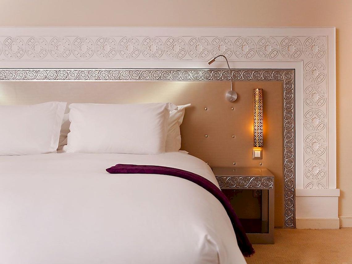 Hotelzimmer im Sofitel Marrakech Lounge & Spa mit Bett, Kopfteil und Nachttisch