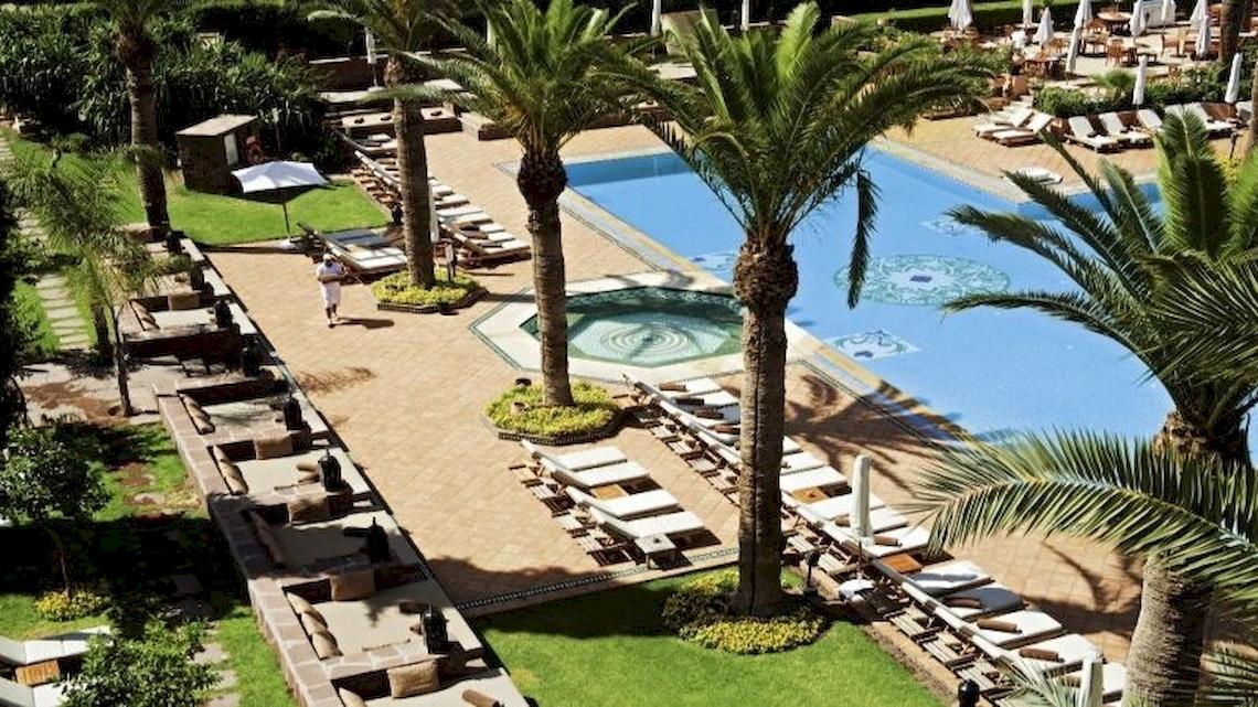 Sofitel Marrakech Lounge & Spa Poolbereich mit Sonnenliegen und Palmen
