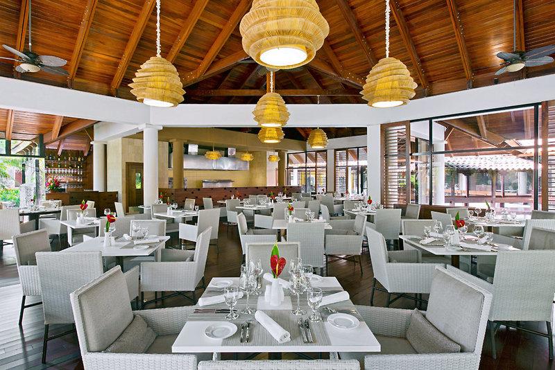 Innenansicht des Restaurants im Westin Reserva Conchal, einem All-Inclusive Golf Resort.