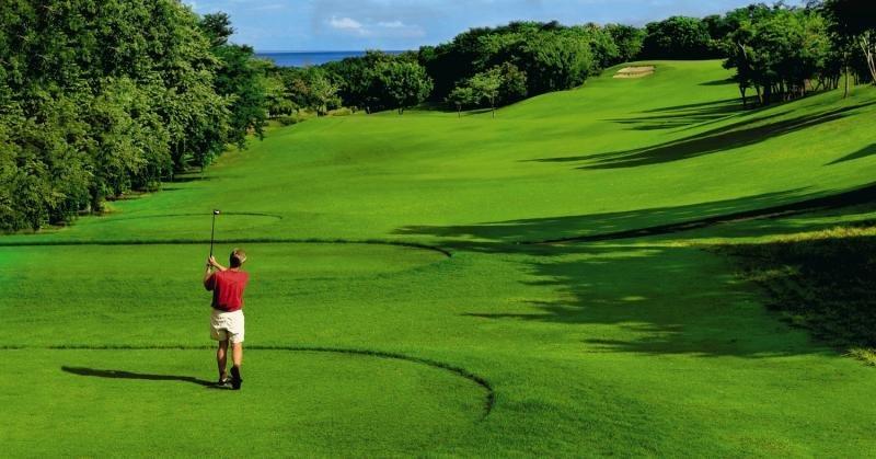 Golfspieler auf dem Golfplatz im Westin Reserva Conchal, einem All-Inclusive Golf Resort