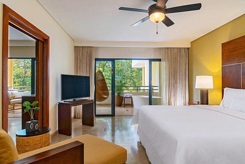 Hotelsuite Zimmer mit Balkon und Aussicht auf den Garten im Westin Reserva Conchal