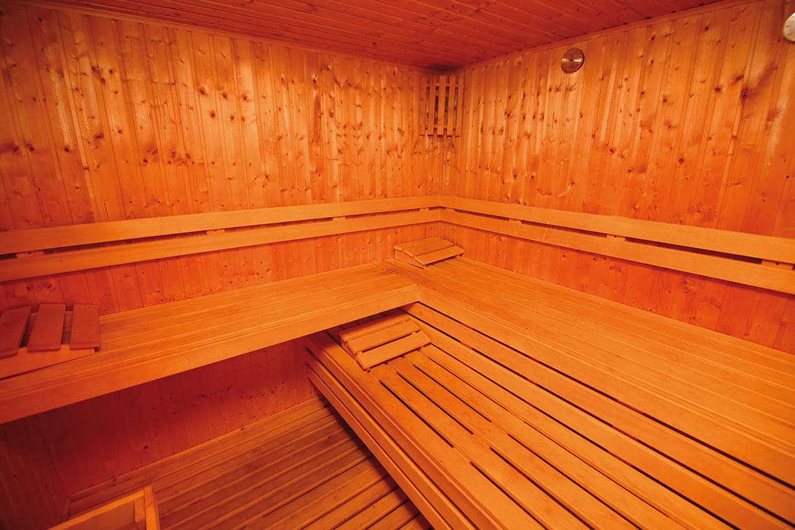 Eine leere Sauna im Sharm Club Beach Resort mit Holzbänken und Holzwänden.