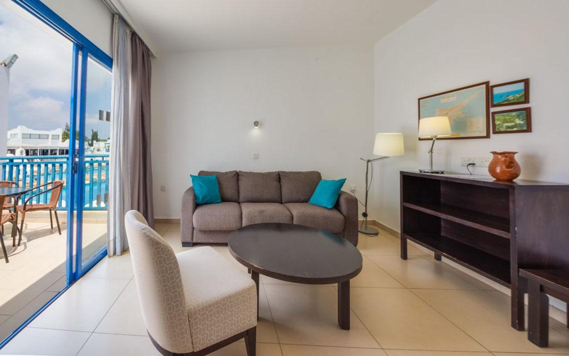 Wohnzimmer im Callisto Holiday Village mit Blick auf den Pool.
