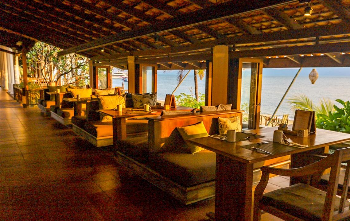 Innenbereich des Saree Samui Resorts, Restaurant mit Blick auf das Meer.