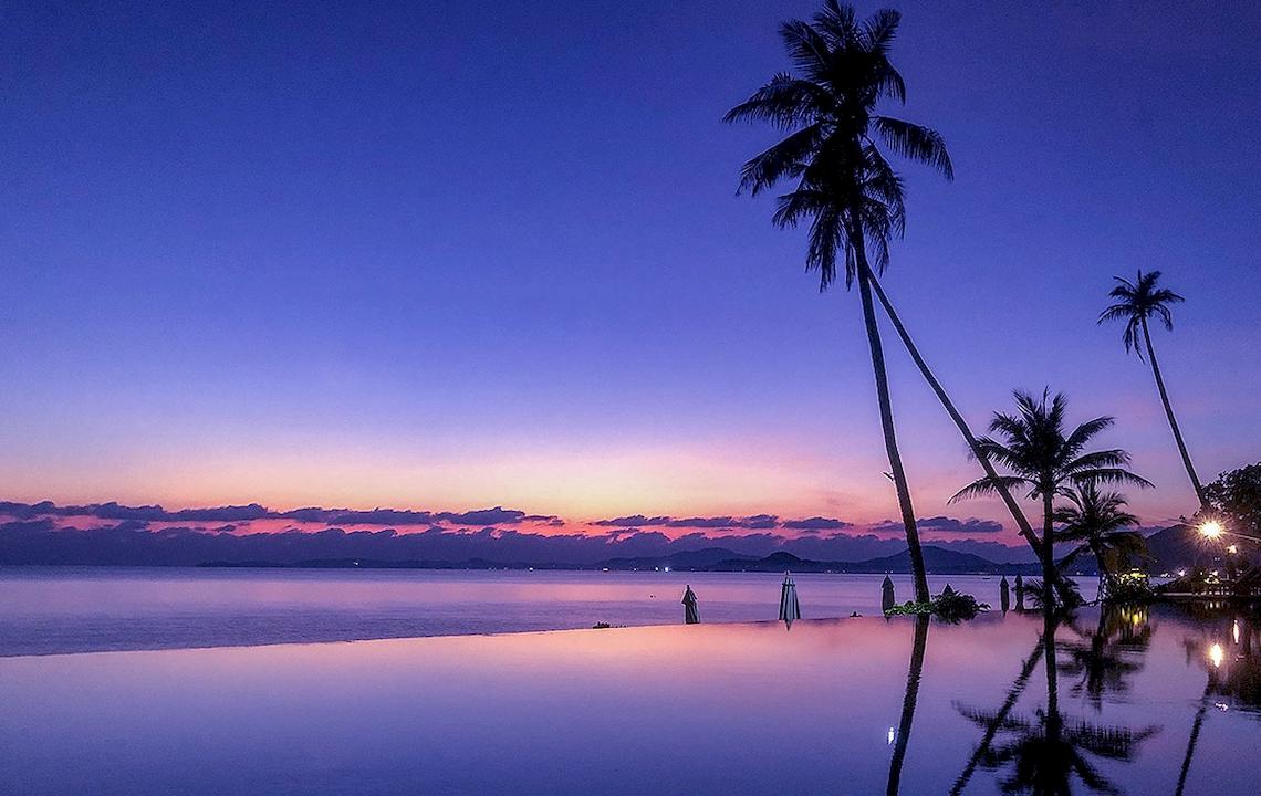 Abendstimmung am Saree Samui Resort mit Blick auf den Ozean und Palmen