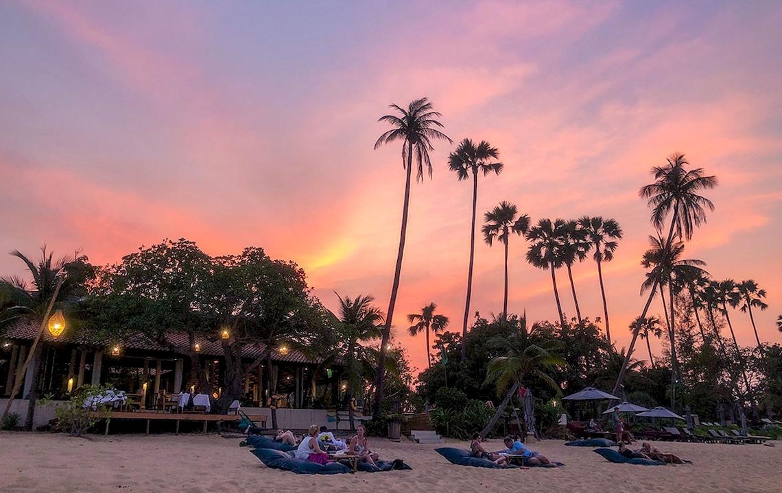 Sunset am Strand des Saree Samui Resorts mit Gästen auf Kissen