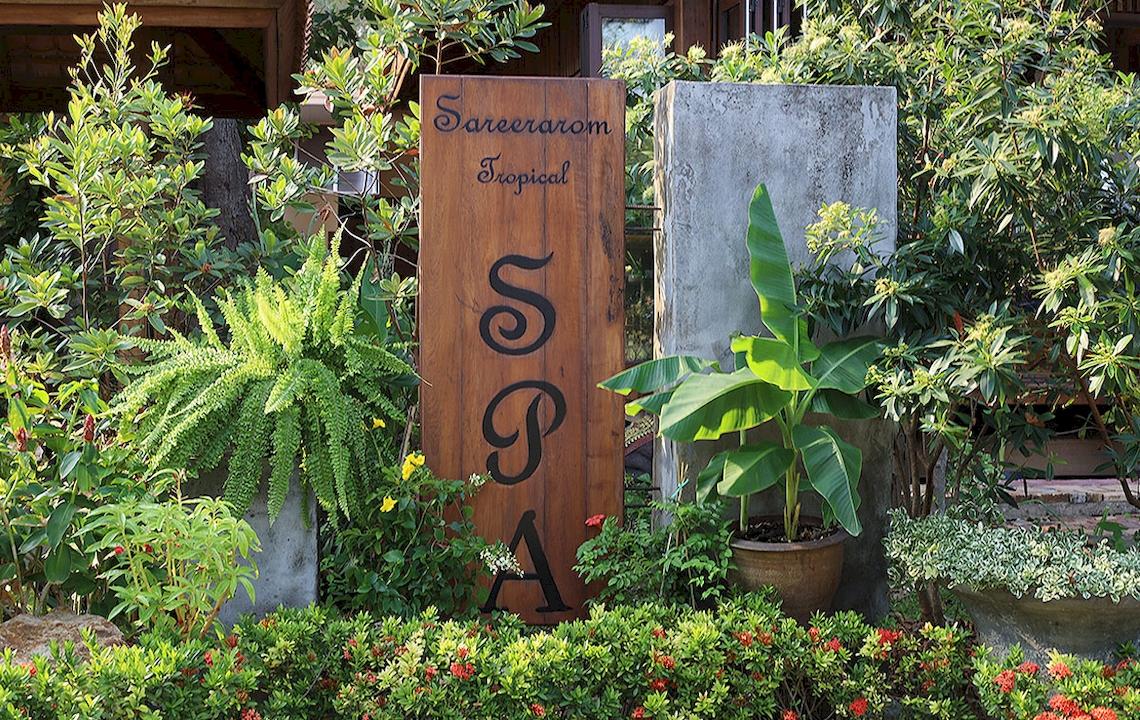 Tropisches Spa Schild im Saree Samui Resort Garten