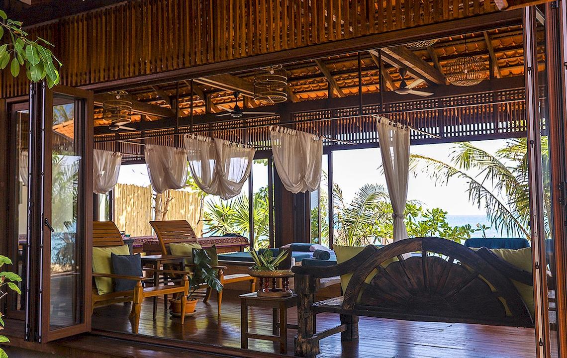 Innenbereich des Saree Samui Resorts mit Blick auf die Terrasse und das Meer