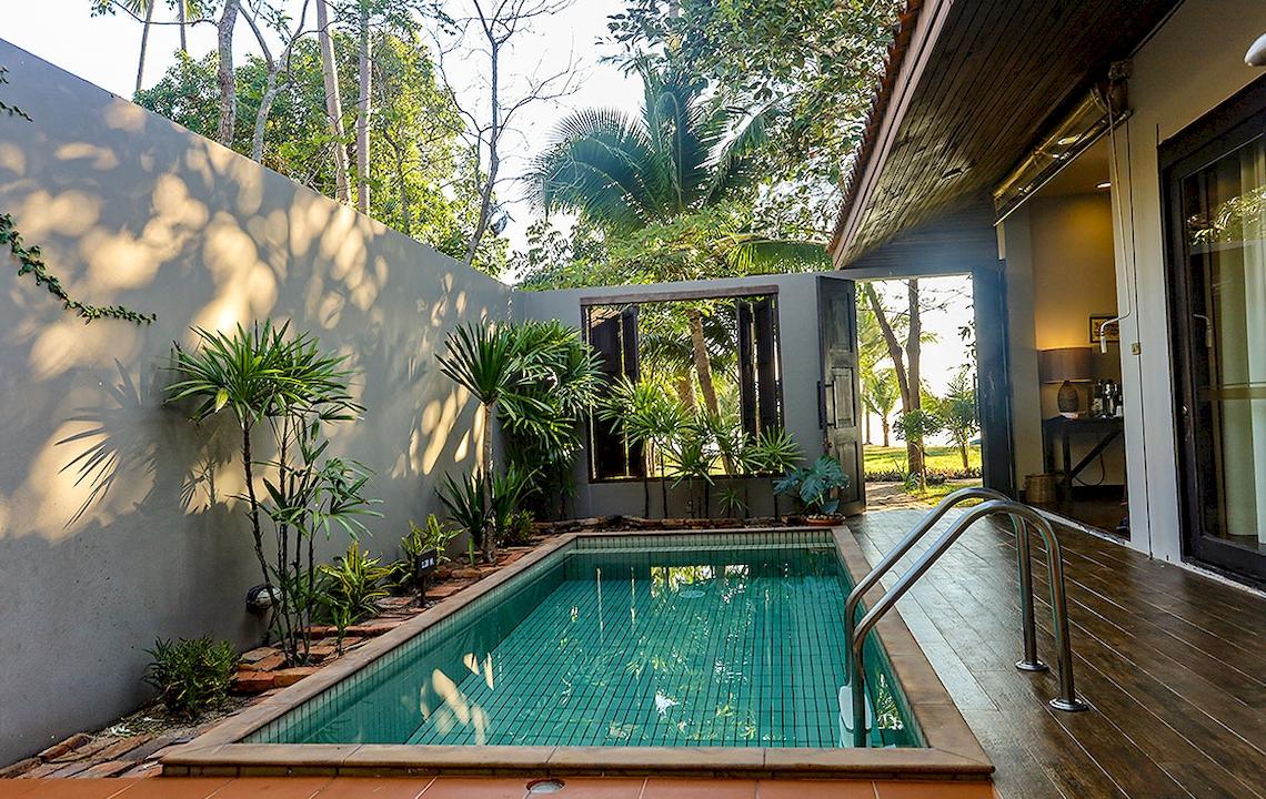 Privater Poolbereich des Saree Samui Resorts, umgeben von Pflanzen und Holzboden.