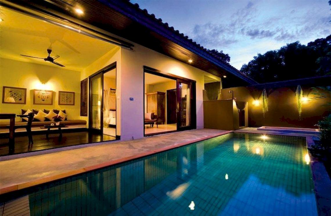 Nachtansicht einer Villa mit Swimmingpool im Saree Samui Resort.