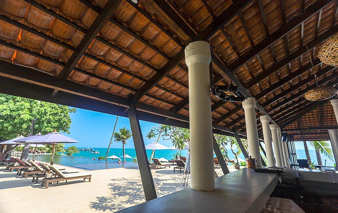 Blick auf den Strand-Loungebereich des Saree Samui Resorts mit Sonnenliegen und Schirmen.