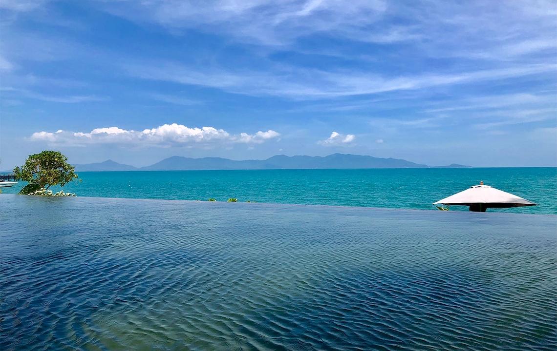 Infinity Pool des Saree Samui Resorts mit Blick auf das Meer und die Berge
