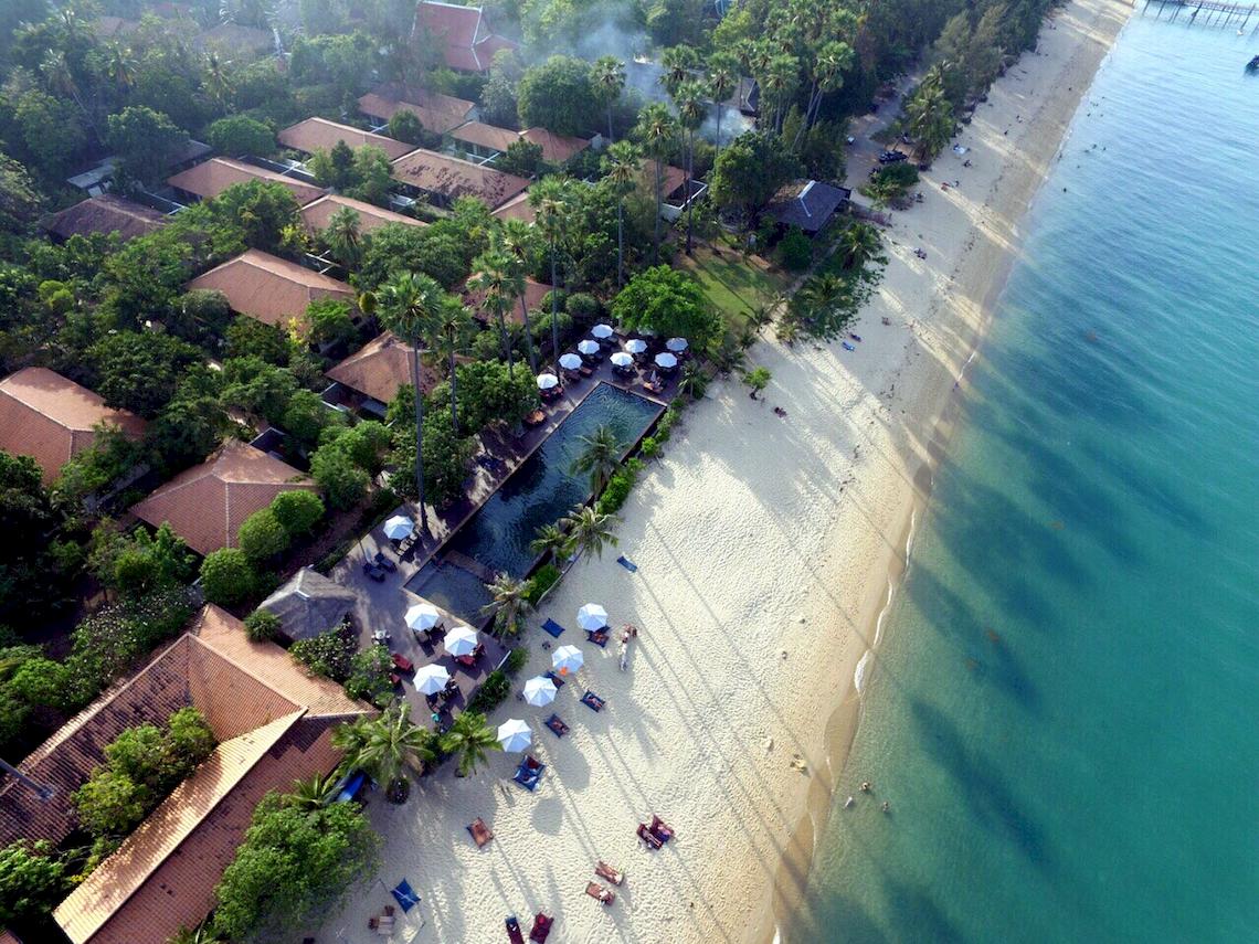 Luftaufnahme des Saree Samui Resorts mit mehreren Gebäuden, Swimmingpool und Strand