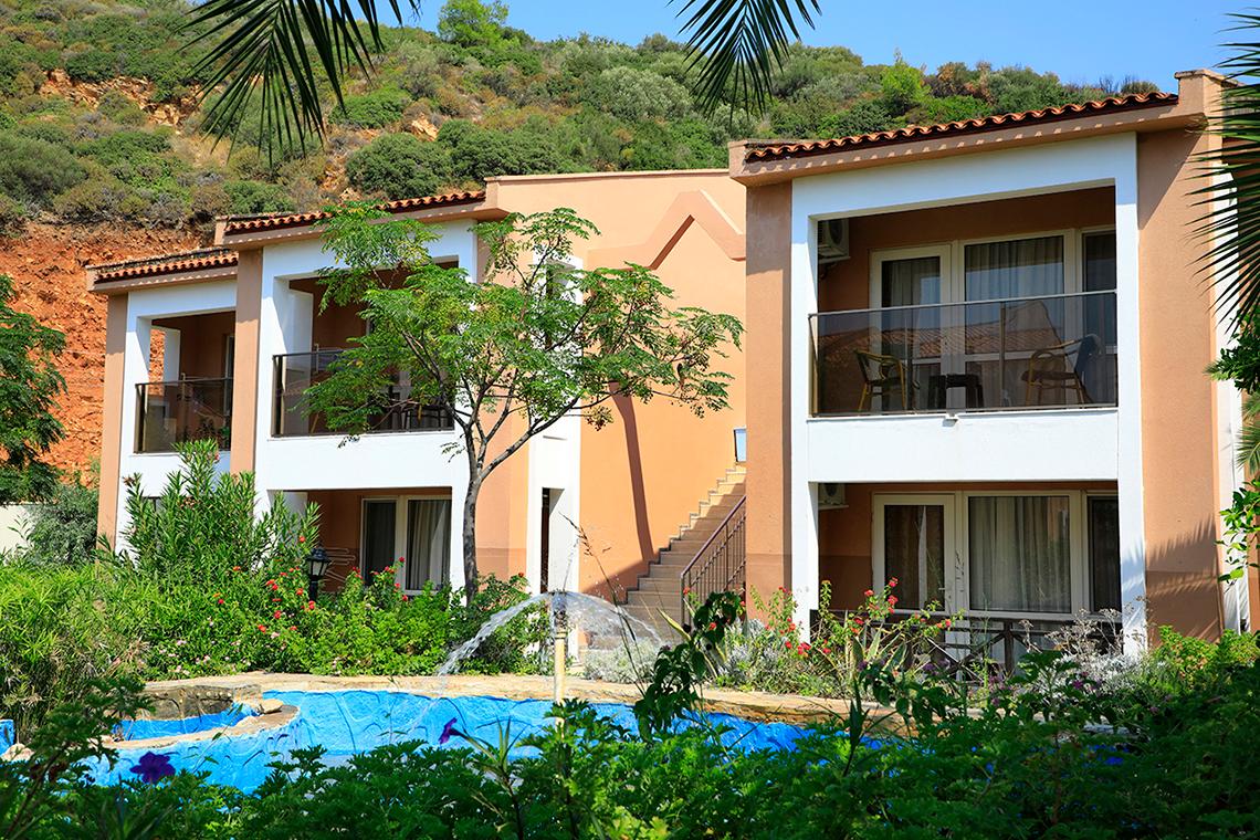 Außenansicht des Club Yali Hotels & Resort mit Swimmingpool und Gebäuden.