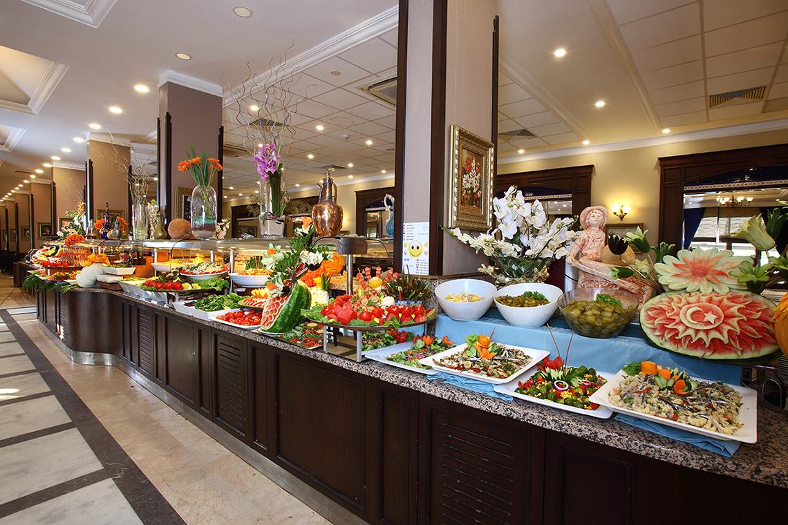 Buffet-Tisch im Club Yali Hotels & Resort mit verschiedenen Gerichten und Dekorationen.