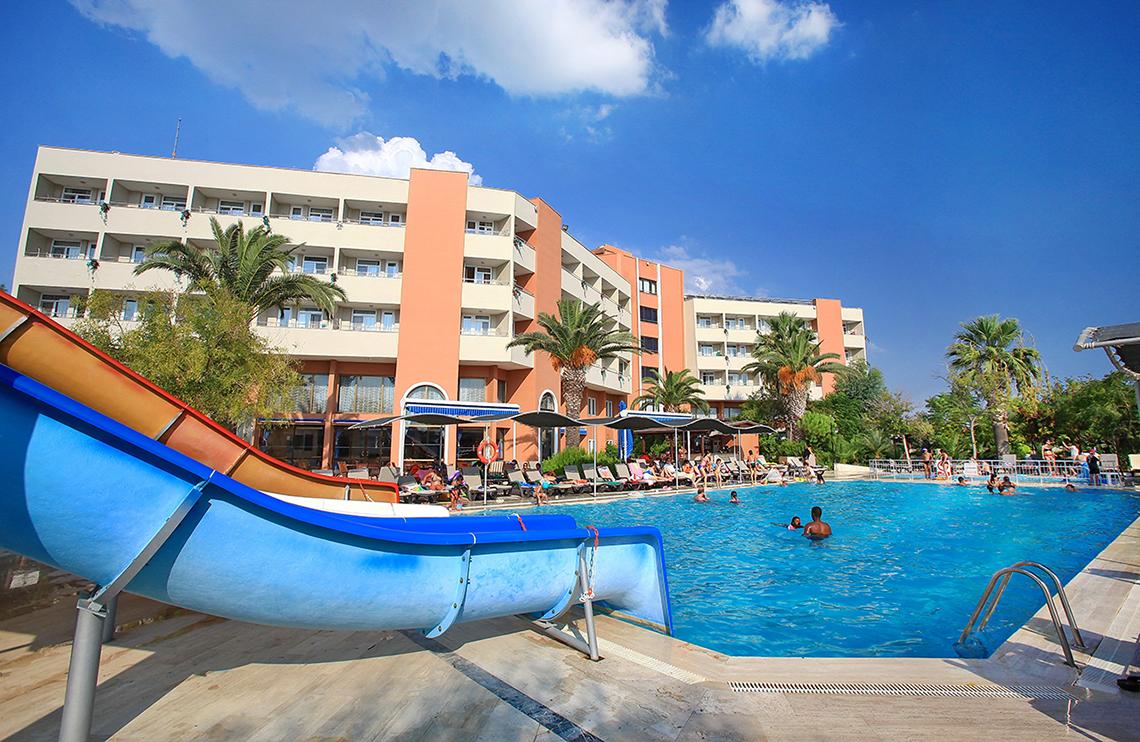 Außenbereich des Club Yali Hotels & Resort mit Pool und Wasserrutsche.