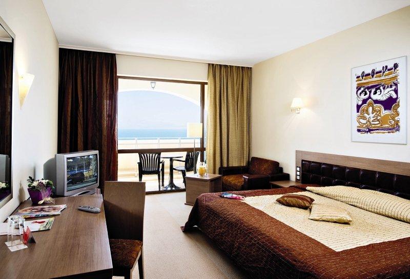 Sol Nessebar Palace All Inclusive Hotelzimmer mit Meerblick und Balkon.