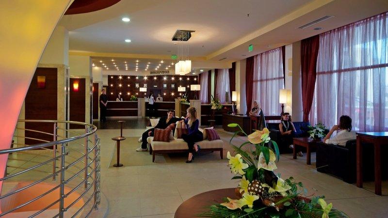 Innenansicht der Lobby im Sol Nessebar Palace Hotel mit Gästen und Rezeption.