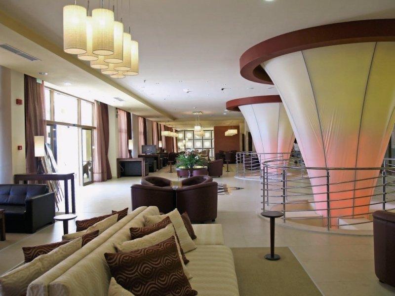 Innenansicht der Lobby des Sol Nessebar Palace All Inclusive Hotels mit Sofas, Sesseln und Stehlampen.