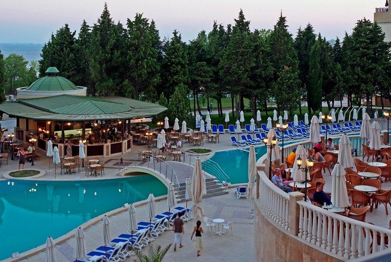 Außenbereich des Sol Nessebar Palace All Inclusive mit Pool, Bar und Lounge-Sesseln.