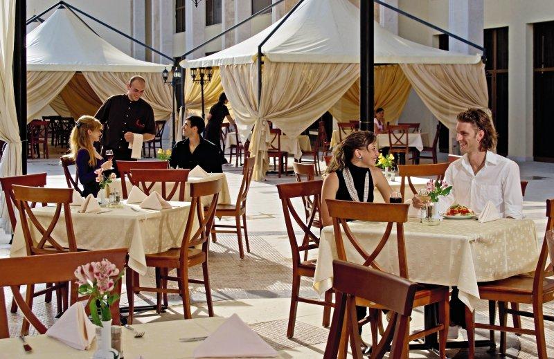 Sol Nessebar Palace All Inclusive Hotel Restaurant Außenbereich mit Gästen und Zelten.