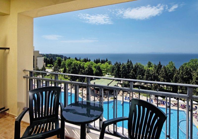 Blick vom Balkon des Sol Nessebar Palace All Inclusive auf den Pool und das Meer