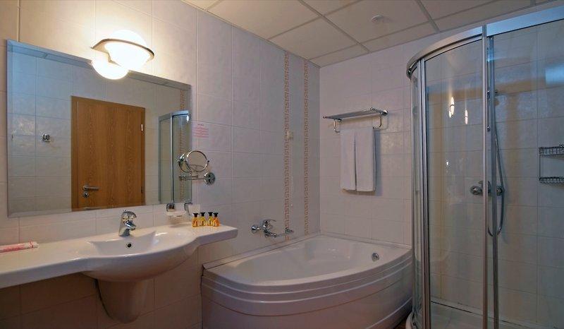 Badezimmer im Sol Nessebar Palace All Inclusive Hotel mit Badewanne, Dusche und Waschbecken.