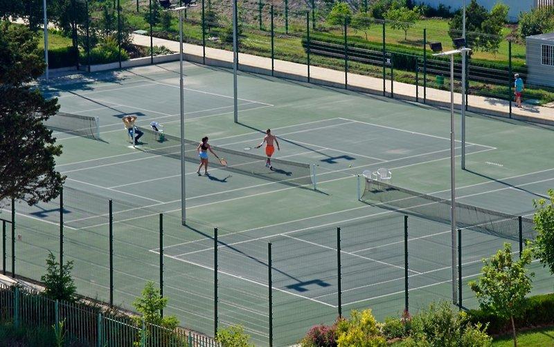 Tennisplatz mit mehreren Spielern im Sol Nessebar Palace All Inclusive Hotel.
