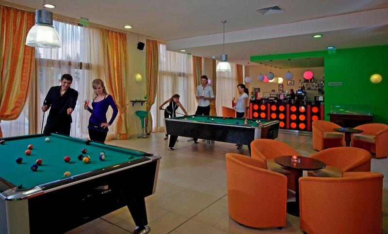 Poolbereich im Sol Nessebar Palace All Inclusive Hotel mit Spielern und Bar
