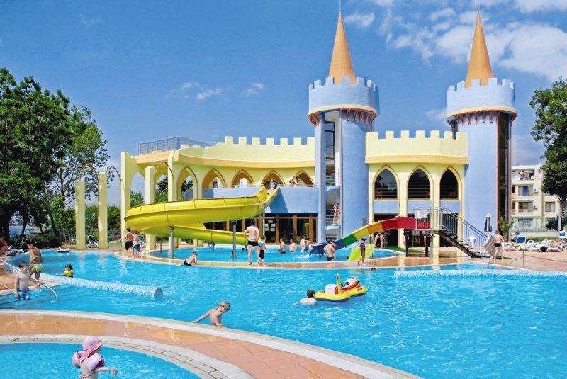 Wasserpark im Sol Nessebar Palace All Inclusive Hotel mit bunten Rutschen und vielen Kindern