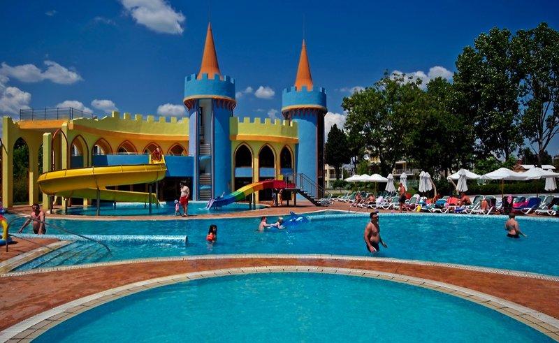 Schwimmbadbereich des Sol Nessebar Palace All Inclusive Hotels mit Rutsche und Pools