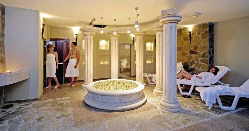 Spa-Bereich im Sol Nessebar Palace All Inclusive Hotel mit zwei Personen und einer Frau auf einer Liege