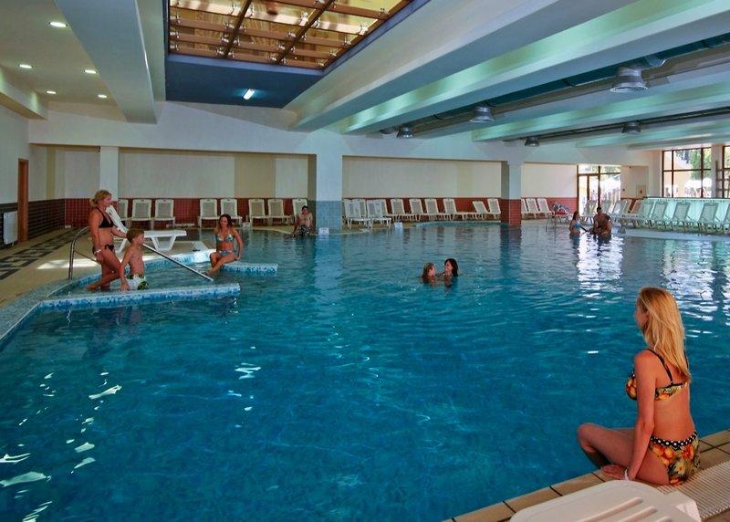 Schwimmbad des Sol Nessebar Palace All Inclusive Hotels mit Gästen, die schwimmen und entspannen.