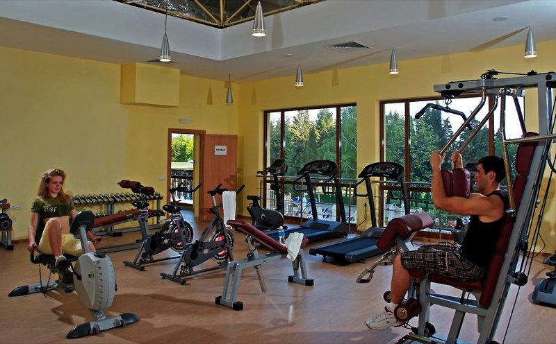 Fitnesscenter im Sol Nessebar Palace All Inclusive Hotel mit Geräten und Fenstern zum Au ßenbereich