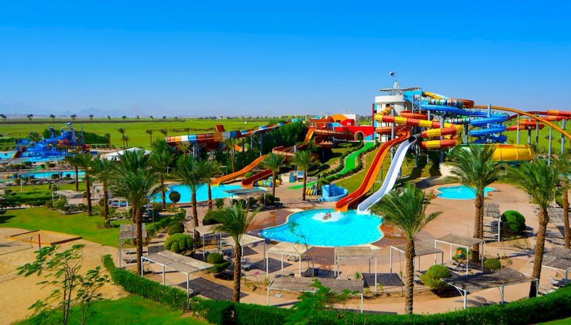 Luftaufnahme des Jaz Aquaviva Wasserparks mit vielen Rutschen und Pools
