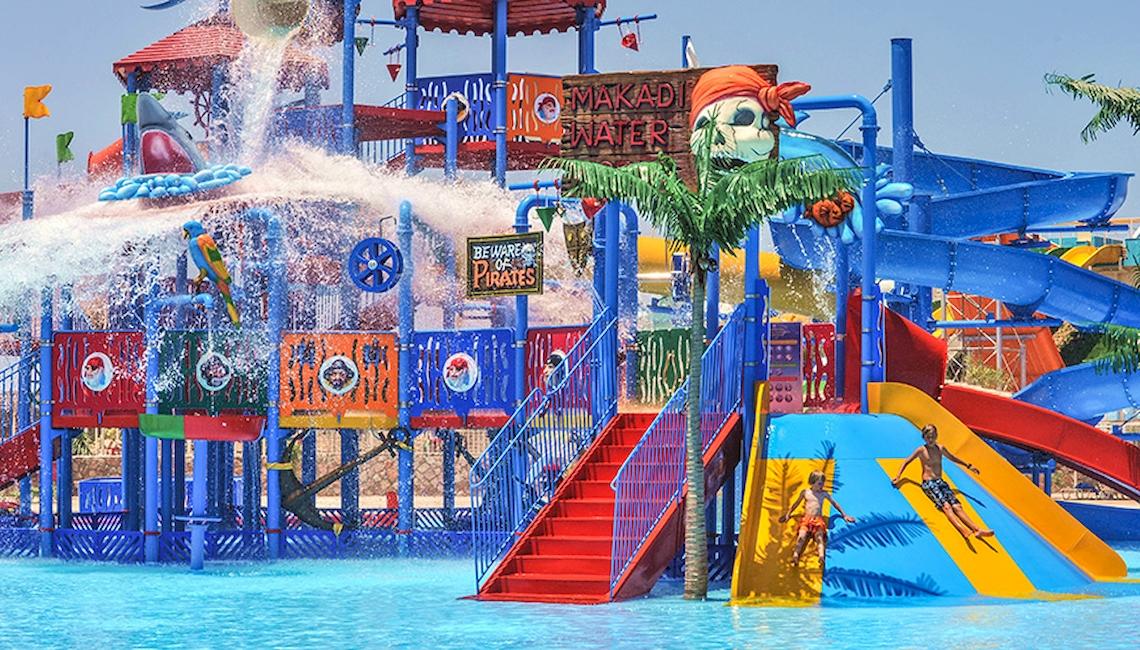 Wasserpark im Jaz Aquaviva Hotel mit Rutschen und Wasserfontaenen.