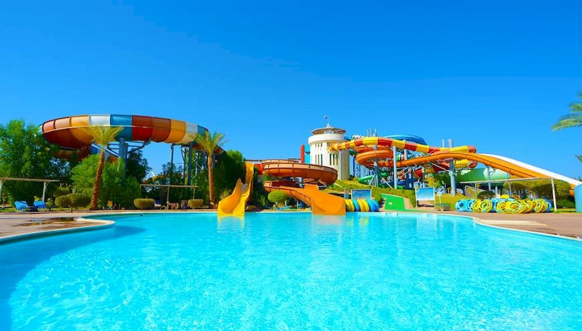 Wasserpark im Jaz Aquaviva Hotel mit mehreren Rutschen und einem großen Pool.