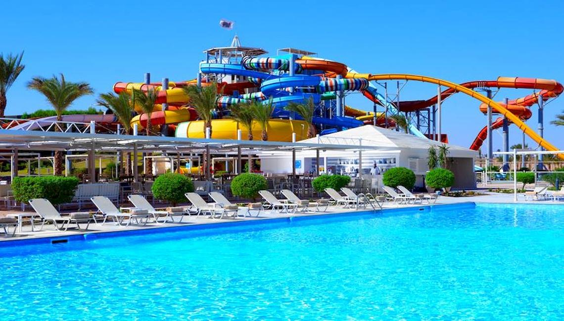 Jaz Aquaviva Wasserpark mit Rutschen und Pool im Freien