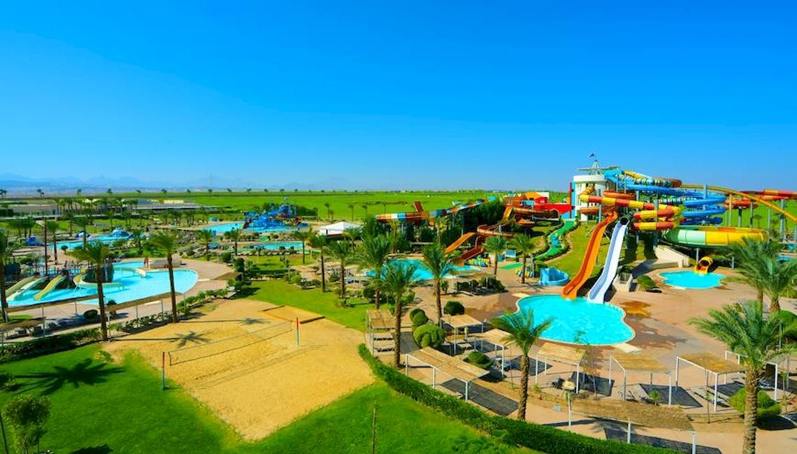 Luftaufnahme des Jaz Aquaviva Wasserparks mit vielen Rutschen und Pools