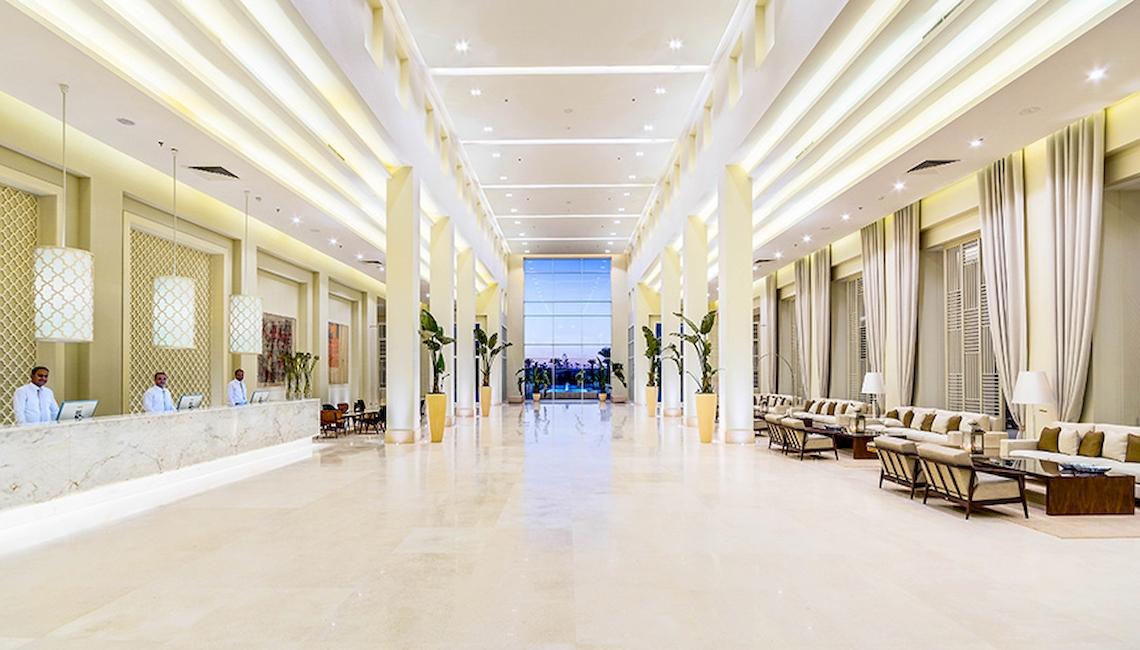 Lobby des Jaz Aquaviva Hotels mit Rezeption und gepflegtem Innenraum.