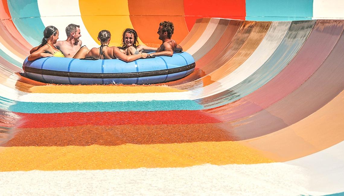 Gruppe von Menschen auf einer blauen Wasserrutsche im Jaz Aquaviva Hotel