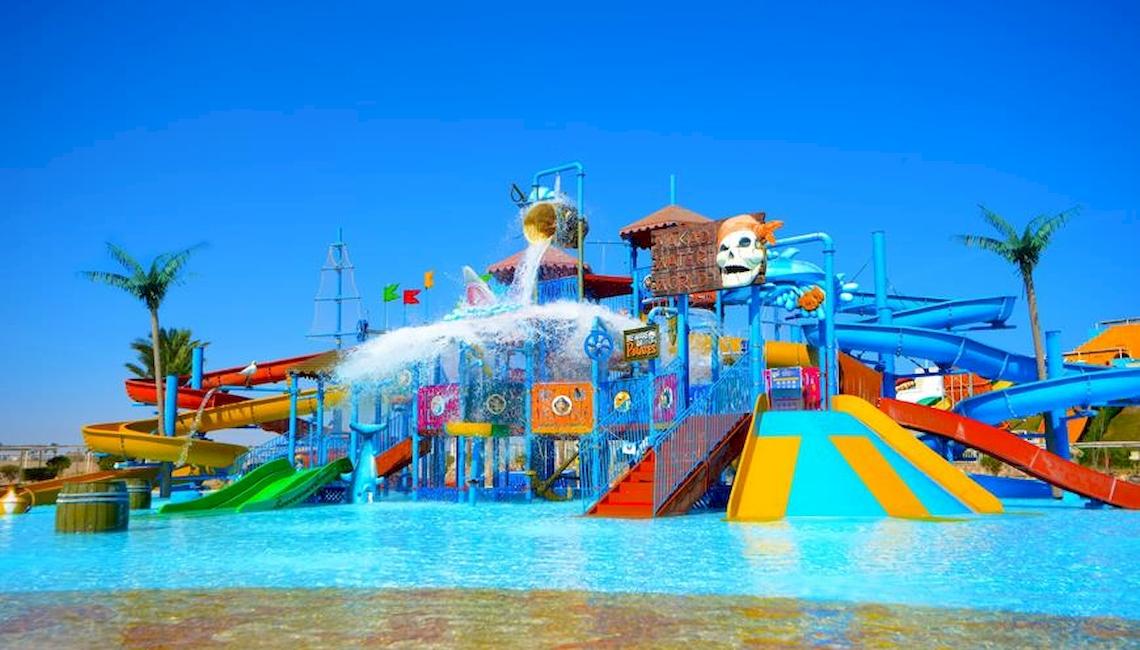 Wasserpark im Jaz Aquaviva Hotel mit bunten Rutschen und Wasserspielen