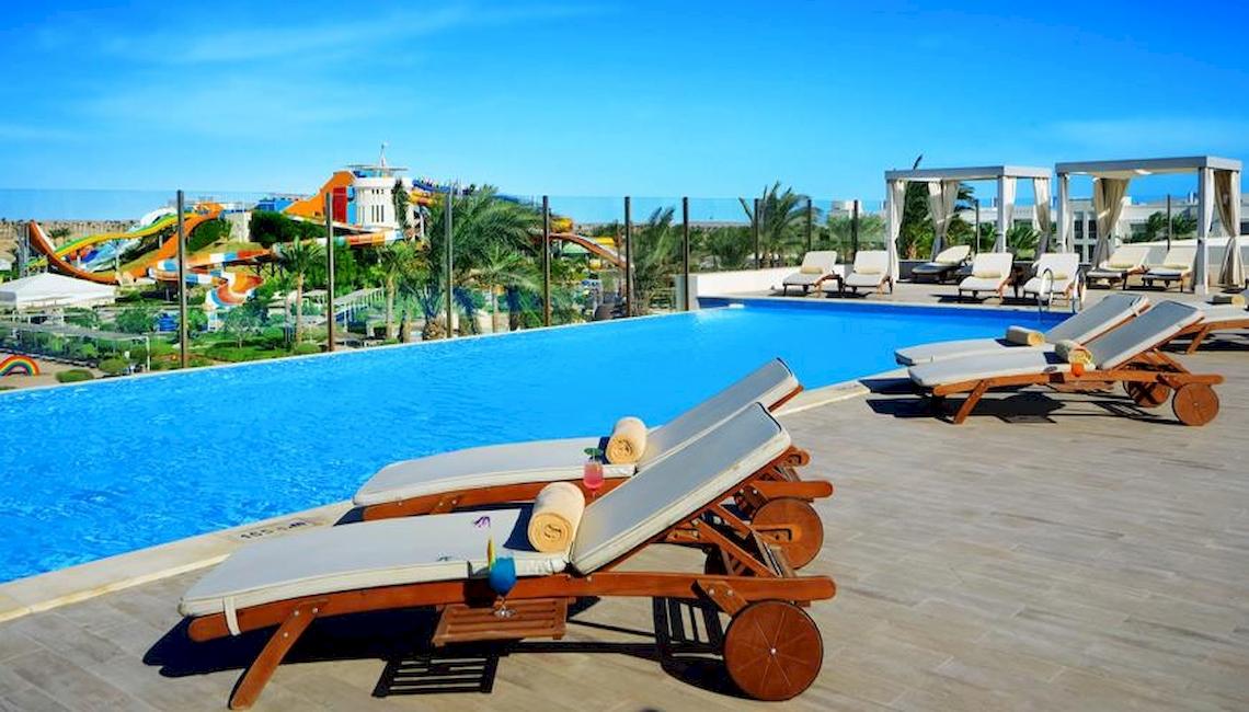 Außenpool mit Loungers am Jaz Aquaviva Hotel mit Blick auf Wasserrutschen