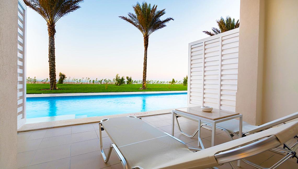 Aussicht von der Terrasse des Jaz Aquaviva Hotels auf den Pool und die Palmen.